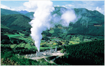 地熱開発では電力会社に蒸気供給を開始（平成8年11月）