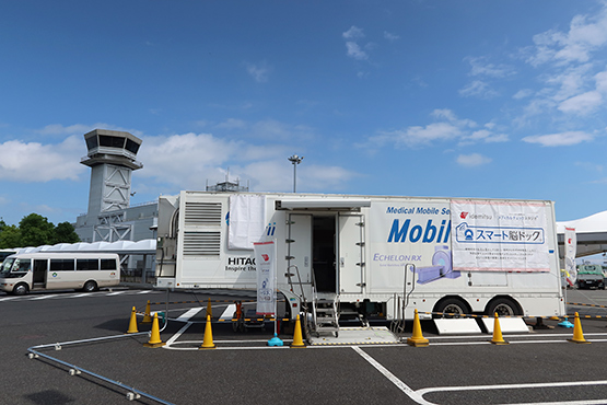 （左）広島空港内に設置したMRI搭載車両外観　